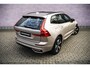 Volvo XC60 2.0 T6 Plug-in hybrid AWD Plus Dark | Adaptieve Cruise Control | Panoramadak | Elektrisch verstelbare voorstoelen | Trekhaak | 360 Parkeercamera | Stoel-/ Stuurverwarming |