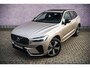 Volvo XC60 2.0 T6 Plug-in hybrid AWD Plus Dark | Adaptieve Cruise Control | Panoramadak | Elektrisch verstelbare voorstoelen | Trekhaak | 360 Parkeercamera | Stoel-/ Stuurverwarming |