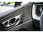 Volvo XC60 2.0 T6 Plug-in hybrid AWD Plus Dark | Adaptieve Cruise Control | Panoramadak | Elektrisch verstelbare voorstoelen | Trekhaak | 360 Parkeercamera | Stoel-/ Stuurverwarming |
