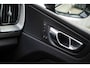 Volvo XC60 2.0 T6 Plug-in hybrid AWD Plus Dark | Adaptieve Cruise Control | Panoramadak | Elektrisch verstelbare voorstoelen | Trekhaak | 360 Parkeercamera | Stoel-/ Stuurverwarming |