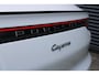 Porsche Cayenne Coupé 3.0 E-Hybrid Carrarawit Metallic Panoramadak Luchtvering Sport-Chrono Achterasbesturing Softclose Vol-Leder NL-Auto