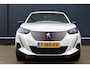 Peugeot e-2008 EV Allure Pack 50 kWh | 100% SOH / Nieuwstaat! | 3D I-cockpit | Half Leder | Adaptieve Cruise | Camera | Lichtmetaal | Apple Carplay / Android Auto