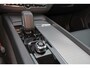 Volvo XC60 T6 Recharge AWD Plus Dark - Panorama/schuifdak - IntelliSafe Assist & Surround - 360º Camera - Verwarmde voorstoelen, stuur & achterbank - Parkeersensoren voor & achter - Elektr. bedienb. voorstoelen met geheugen - Draadloze tel. lader - Elektr. inklapbare trekhaak - 19' LMV
