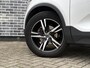 Volvo XC40 1.5 T3 R-Design | Adaptive cruise control | Parkeersensoren voor + achter | Achteruitrijcamera | Dode hoek detectie BLIS | Nubuck bekleding | LED koplampen | Climate control |