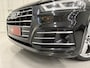 Audi Q5 55 TFSI e quattro Competition PANO/LUCHTVERING/TREKHAAK/21"/MATRIX/KEYLESS/VIRTUAL/CARPLAY/SFEER/ZWART LEER SPORT/PRIVACY/VOLLEDIG AUDI DEALER HISTORIE, NET OH BEURT GEHAD MET RONDOM NW. BANDEN