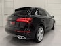 Audi Q5 55 TFSI e quattro Competition PANO/LUCHTVERING/TREKHAAK/21"/MATRIX/KEYLESS/VIRTUAL/CARPLAY/SFEER/ZWART LEER SPORT/PRIVACY/VOLLEDIG AUDI DEALER HISTORIE, NET OH BEURT GEHAD MET RONDOM NW. BANDEN