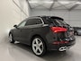 Audi Q5 55 TFSI e quattro Competition PANO/LUCHTVERING/TREKHAAK/21"/MATRIX/KEYLESS/VIRTUAL/CARPLAY/SFEER/ZWART LEER SPORT/PRIVACY/VOLLEDIG AUDI DEALER HISTORIE, NET OH BEURT GEHAD MET RONDOM NW. BANDEN