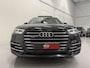 Audi Q5 55 TFSI e quattro Competition PANO/LUCHTVERING/TREKHAAK/21"/MATRIX/KEYLESS/VIRTUAL/CARPLAY/SFEER/ZWART LEER SPORT/PRIVACY/VOLLEDIG AUDI DEALER HISTORIE, NET OH BEURT GEHAD MET RONDOM NW. BANDEN