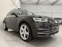 Audi Q5 55 TFSI e quattro Competition PANO/LUCHTVERING/TREKHAAK/21"/MATRIX/KEYLESS/VIRTUAL/CARPLAY/SFEER/ZWART LEER SPORT/PRIVACY/VOLLEDIG AUDI DEALER HISTORIE, NET OH BEURT GEHAD MET RONDOM NW. BANDEN