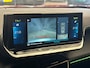 Peugeot e-2008 EV GT 50 kWh 3-FASE | Camera | Leder\Stof | Clima | Cruise | Keyless | 17'' Lichtmetaal | 3D dashboard | Rijstrookassistent '| Achteruitrijcamera | Afwijkende dakkleur | Airco (automatisch)