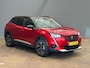 Peugeot e-2008 EV GT 50 kWh 3-FASE | Camera | Leder\Stof | Clima | Cruise | Keyless | 17'' Lichtmetaal | 3D dashboard | Rijstrookassistent '| Achteruitrijcamera | Afwijkende dakkleur | Airco (automatisch)