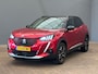 Peugeot e-2008 EV GT 50 kWh 3-FASE | Camera | Leder\Stof | Clima | Cruise | Keyless | 17'' Lichtmetaal | 3D dashboard | Rijstrookassistent '| Achteruitrijcamera | Afwijkende dakkleur | Airco (automatisch)