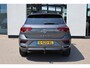 Volkswagen T-Roc 1.5 TSI Sport Business R 110KW-150PK DSG, 4 Seizoenenbanden, Dodehoek sensor, R Line in en exterieur, digital cockpit, panoramadak, navigatie, DAB+, winterpakket met stoelverwarming spiegel pakket privacy glas chrome dakrail led koplampen adaptieve cruise control door ons geleverd en onderhouden