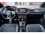 Volkswagen T-Roc 1.5 TSI Sport Business R 110KW-150PK DSG, 4 Seizoenenbanden, Dodehoek sensor, R Line in en exterieur, digital cockpit, panoramadak, navigatie, DAB+, winterpakket met stoelverwarming spiegel pakket privacy glas chrome dakrail led koplampen adaptieve cruise control door ons geleverd en onderhouden