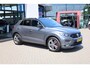 Volkswagen T-Roc 1.5 TSI Sport Business R 110KW-150PK DSG, 4 Seizoenenbanden, Dodehoek sensor, R Line in en exterieur, digital cockpit, panoramadak, navigatie, DAB+, winterpakket met stoelverwarming spiegel pakket privacy glas chrome dakrail led koplampen adaptieve cruise control door ons geleverd en onderhouden