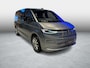 Volkswagen Multivan Bedrijfswagens Bulli L2 1.5 Ehybrid 180kW 245 pk DSG 4 motion | Versterkte kunststof vloerbedekking in houtlook | Multifunctionele verschuifbare tafel in passagiersruimte | Navigatiesysteem '' Discover Pro'' | Privacy Plus glas (90%) vanaf B-stijl |