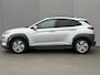 Hyundai Kona Electric EV Fashion 64 kWh Automaat / Accu SoH 97,4% / HUD / Camera / Adaptieve Cruise / Apple Carplay & Android / DodeHoek Detectie / Krell Audio / Navigatie /