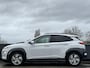Hyundai Kona Electric EV Premium 64 kWh | 3-Fase OBC | Schuifkanteldak | Lederen bekleding | Long Range Accu | Volledig dealer onderhouden | Allseason banden |