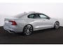 Volvo S60 B4 Plus Dark - Panorama/schuifdak - IntelliSafe Assist - Harman/Kardon audio - Adaptieve LED koplampen - Parkeercamera achter - Verwarmde voorstoelen, stuur & achterbank - Parkeersensoren voor & achter - Elektr. bedienb. voorstoelen met geheugen - Standkachel - Elektr. inklapbare trekhaak - 20' LMV