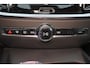Volvo S60 B4 Plus Dark - Panorama/schuifdak - IntelliSafe Assist - Harman/Kardon audio - Adaptieve LED koplampen - Parkeercamera achter - Verwarmde voorstoelen, stuur & achterbank - Parkeersensoren voor & achter - Elektr. bedienb. voorstoelen met geheugen - Standkachel - Elektr. inklapbare trekhaak - 20' LMV