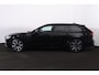 Volvo V90 T6 Recharge AWD Plus Dark - IntelliSafe Assist & Surround - 360º Camera - Harman/Kardon audio - Adaptieve LED koplampen - Verwarmde voorstoelen, stuur & achterbank - Parkeersensoren voor & achter - Elektr. bedienb. voorstoelen met geheugen - Extra getint glas - Elektr. inklapbare trekhaak - 19' LMV