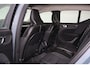 Volvo XC40 T3 Momentum Pro - Verwarmde voorstoelen, stuur & achterbank - Parkeersensoren achter - Cruise control - Standkachel - 18' LMV
