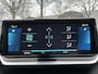 Peugeot e-2008 EV GT Première 3 fase 50 kWh VAN: 18.400,- VOOR: 16.770,- UW EINDEJAARSVOORDEEL: 1.630,- | RIJKLAARPRIJS INCL. 12MND BOVAG GARANTIE | STOELVERWARMING | DODE HOEK EN CAMERA