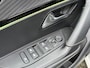 Peugeot e-2008 EV GT Première 3 fase 50 kWh VAN: 18.400,- VOOR: 16.770,- UW EINDEJAARSVOORDEEL: 1.630,- | RIJKLAARPRIJS INCL. 12MND BOVAG GARANTIE | STOELVERWARMING | DODE HOEK EN CAMERA