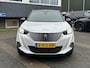 Peugeot e-2008 EV GT Première 3 fase 50 kWh VAN: 18.400,- VOOR: 16.770,- UW EINDEJAARSVOORDEEL: 1.630,- | RIJKLAARPRIJS INCL. 12MND BOVAG GARANTIE | STOELVERWARMING | DODE HOEK EN CAMERA