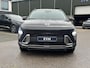Hyundai Kona 1.6 GDI HEV Premium Sky VAN: 44.300,- VOOR: 35.877,- UW EINDEJAARSVOORDEEL: 8.413,- euro FULL HYBRID | NIEUWE AUTO MET REGISTRATIE | VOLLE AUTO! | FABR GARANTIE T/M 12-2029