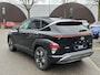 Hyundai Kona 1.6 GDI HEV Premium Sky VAN: 44.300,- VOOR: 35.877,- UW EINDEJAARSVOORDEEL: 8.413,- euro FULL HYBRID | NIEUWE AUTO MET REGISTRATIE | VOLLE AUTO! | FABR GARANTIE T/M 12-2029