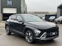 Hyundai Kona 1.6 GDI HEV Premium Sky VAN: 44.300,- VOOR: 35.877,- UW EINDEJAARSVOORDEEL: 8.413,- euro FULL HYBRID | NIEUWE AUTO MET REGISTRATIE | VOLLE AUTO! | FABR GARANTIE T/M 12-2029