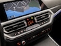 BMW 3-Serie Touring 318i Sportline 157Pk Automaat (APPLE CARPLAY, GROOT NAVI, ZWART HEMEL, LEDER, STOELVERWARMING, SPORTSTOELEN, CAMERA, ELEK ACHTERKLEP, GETINT GLAS, TREKHAAK, NIEUWSTAAT)
