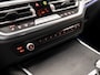 BMW 3-Serie Touring 318i Sportline 157Pk Automaat (APPLE CARPLAY, GROOT NAVI, ZWART HEMEL, LEDER, STOELVERWARMING, SPORTSTOELEN, CAMERA, ELEK ACHTERKLEP, GETINT GLAS, TREKHAAK, NIEUWSTAAT)