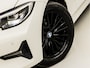 BMW 3-Serie Touring 318i Sportline 157Pk Automaat (APPLE CARPLAY, GROOT NAVI, ZWART HEMEL, LEDER, STOELVERWARMING, SPORTSTOELEN, CAMERA, ELEK ACHTERKLEP, GETINT GLAS, TREKHAAK, NIEUWSTAAT)