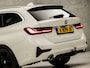 BMW 3-Serie Touring 318i Sportline 157Pk Automaat (APPLE CARPLAY, GROOT NAVI, ZWART HEMEL, LEDER, STOELVERWARMING, SPORTSTOELEN, CAMERA, ELEK ACHTERKLEP, GETINT GLAS, TREKHAAK, NIEUWSTAAT)