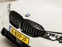 BMW 3-Serie Touring 318i Sportline 157Pk Automaat (APPLE CARPLAY, GROOT NAVI, ZWART HEMEL, LEDER, STOELVERWARMING, SPORTSTOELEN, CAMERA, ELEK ACHTERKLEP, GETINT GLAS, TREKHAAK, NIEUWSTAAT)