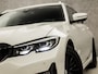 BMW 3-Serie Touring 318i Sportline 157Pk Automaat (APPLE CARPLAY, GROOT NAVI, ZWART HEMEL, LEDER, STOELVERWARMING, SPORTSTOELEN, CAMERA, ELEK ACHTERKLEP, GETINT GLAS, TREKHAAK, NIEUWSTAAT)