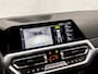 BMW 3-Serie Touring 318i Sportline 157Pk Automaat (APPLE CARPLAY, GROOT NAVI, ZWART HEMEL, LEDER, STOELVERWARMING, SPORTSTOELEN, CAMERA, ELEK ACHTERKLEP, GETINT GLAS, TREKHAAK, NIEUWSTAAT)
