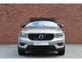 Volvo XC40 T4 Recharge R-Design | Trekhaak | Verwarmbare Voorstoelen | Parkeercamera | Cruise Control | Bluetooth Telefonie & Multimedia | Navigatie | LED Koplampen | Keyless Entry | Volvo on Call | Verwarmbaar Stuurwiel