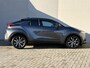 Toyota C-HR 1.8 Hybrid First Edition 140 Automaat / Fabrieksgarantie tot 10 jaar mogelijk  / Stuur-, stoel- en voorruitverwarming / Navigatie / Camera / Climate Control / Apple Carplay/Android auto / 18" LM wielen /