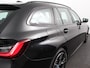 BMW 3-Serie Touring 330e Touring M Sport PHEV | DEMO ! | Navigatie Climate Control Lichtmetalen velgen LED Virtual Cockpit Parkeersensoren Voor en Achter Achteruitrijcamera Apple carplay/ Andriod auto Stoelverwarming Stuur verwarming Elektrische achterklep Prijs Incl. BOVAG Garantie
