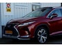 Lexus RX 450h AWD*Lexus Fabrieksgarantie tm 03-2031*Perfect Lexus Onderh.*Pano/Afneemb. Trekhaak/Apple Carplay-Android/HUD/DAB/LED/Stoelverw.V+A/Stuurverw./Stoelkoeling/Dodehoek/Elek. Klep/Camera/Parkeersens.V+A/20 inch LM*