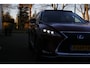 Lexus RX 450h AWD*Lexus Fabrieksgarantie tm 03-2031*Perfect Lexus Onderh.*Pano/Afneemb. Trekhaak/Apple Carplay-Android/HUD/DAB/LED/Stoelverw.V+A/Stuurverw./Stoelkoeling/Dodehoek/Elek. Klep/Camera/Parkeersens.V+A/20 inch LM*
