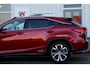 Lexus RX 450h AWD*Lexus Fabrieksgarantie tm 03-2031*Perfect Lexus Onderh.*Pano/Afneemb. Trekhaak/Apple Carplay-Android/HUD/DAB/LED/Stoelverw.V+A/Stuurverw./Stoelkoeling/Dodehoek/Elek. Klep/Camera/Parkeersens.V+A/20 inch LM*