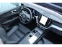 Volvo XC60 T6 Automaat Plug-in hybrid AWD Plus Bright | Adaptieve Cruise Control| Semi Electrische Trekhaak | Panoramadak | Blind Spot| Rondomzicht Camera| Verwarmbare Voorstoelen| Alarmklasse 3.