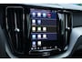 Volvo XC60 T6 Automaat Plug-in hybrid AWD Plus Bright | Adaptieve Cruise Control| Semi Electrische Trekhaak | Panoramadak | Blind Spot| Rondomzicht Camera| Verwarmbare Voorstoelen| Alarmklasse 3.