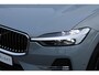 Volvo XC60 T6 Automaat Plug-in hybrid AWD Plus Bright | Adaptieve Cruise Control| Semi Electrische Trekhaak | Panoramadak | Blind Spot| Rondomzicht Camera| Verwarmbare Voorstoelen| Alarmklasse 3.