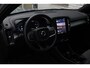 Volvo XC40 2.0 B4 Plus Dark Achteruitrijcamera | Semi elektrische trekhaak | Stoelverwarming | Blind Spot | Stuurwiel verwarming | Google services | Bestuurdersstoel met geheugen | Harman/Kardon premium audio | Blind Spot | 18 inch lichtmetalen velgen |