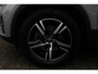Volvo XC40 B4 Automaat Plus Dark Achteruitrijcamera | Semi elektrische trekhaak | Stoelverwarming | Blind Spot | Stuurwiel verwarming | Google services | Bestuurdersstoel met geheugen | Harman/Kardon premium audio | Blind Spot | 18 inch lichtmetalen velgen |